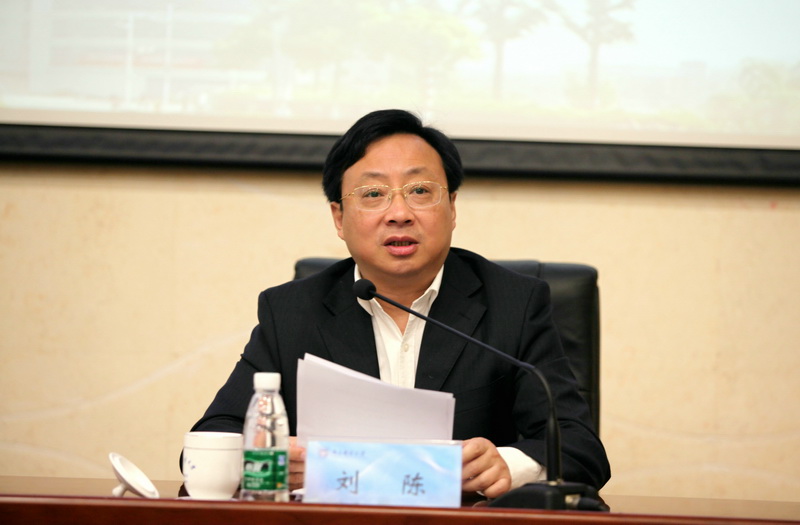 校党委书记刘陈代表学校党委领导班子述职并进行个人述职