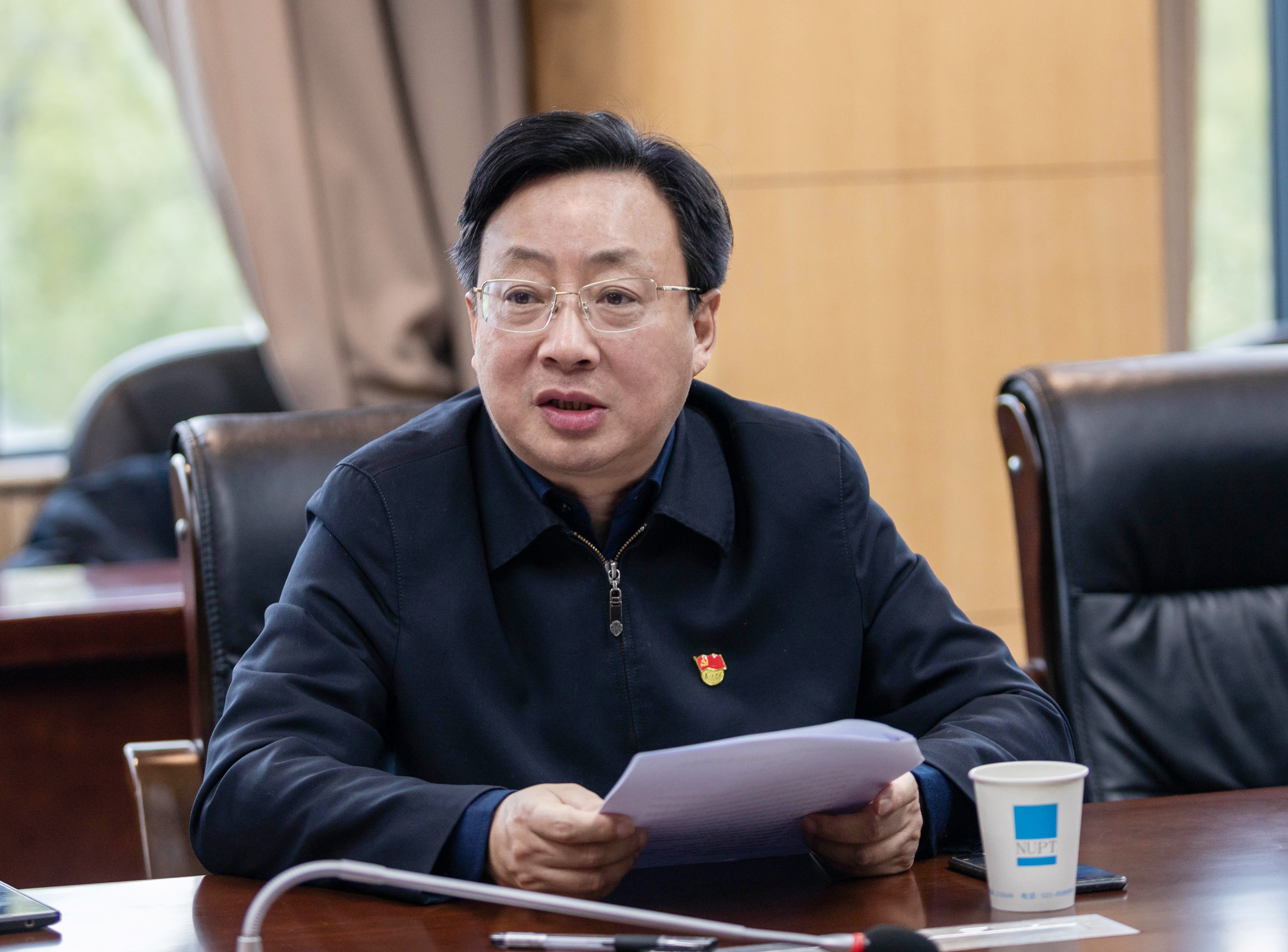 刘陈书记主持学习会并作总结发言