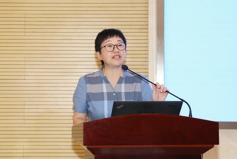 叶美兰校长主持会议